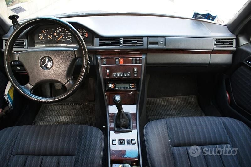 Begagnad Mercedes E200 1992 Sedan