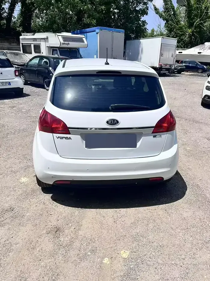 Usata Kia Venga 90 CV (66 kW) 2015 Bianco Utilitaria