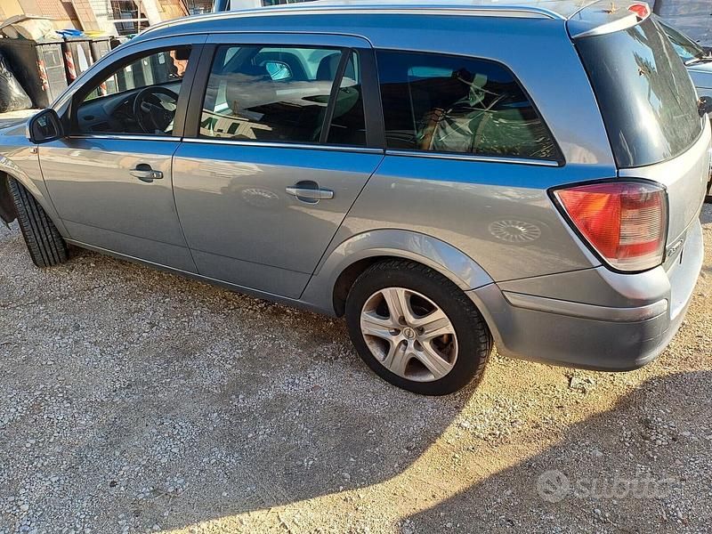 Argento Usata 2009 Opel Astra Cosmo Station wagon | 2400 € (Buon prezzo) - Immagine 1/4