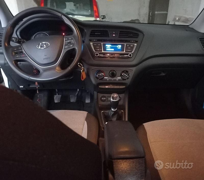 Usata Hyundai i20 75 CV (55 kW) 2015 Bianco Berlina