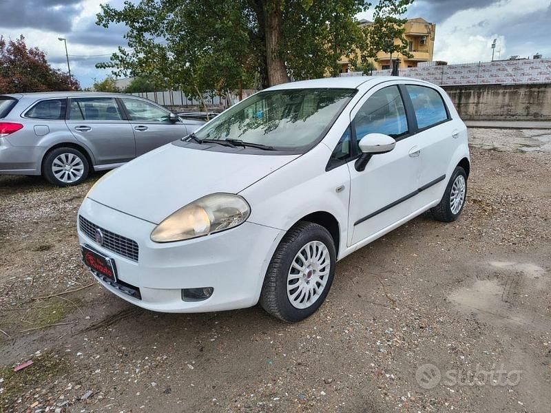Usata Fiat Grande Punto Dynamic 77 CV (56 kW) 2009 Bianco Utilitaria