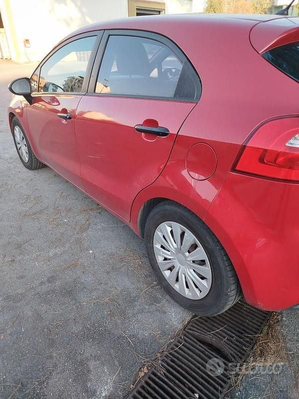 Usado Kia Rio 85 HP (62 kW) 2011 Vermelho Sedan