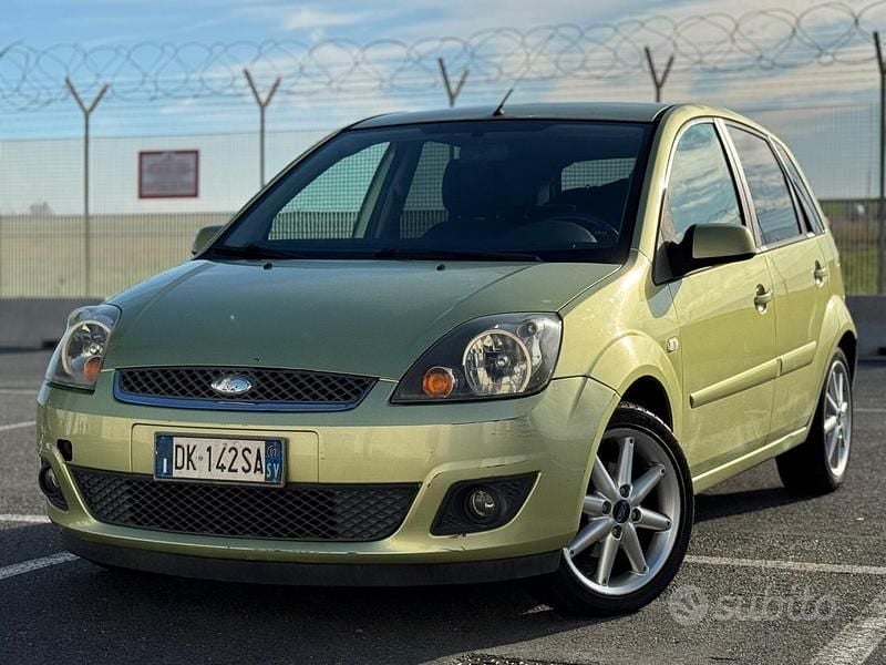 Usata Ford Fiesta 67 CV (49 kW) 2007 Verde Utilitaria