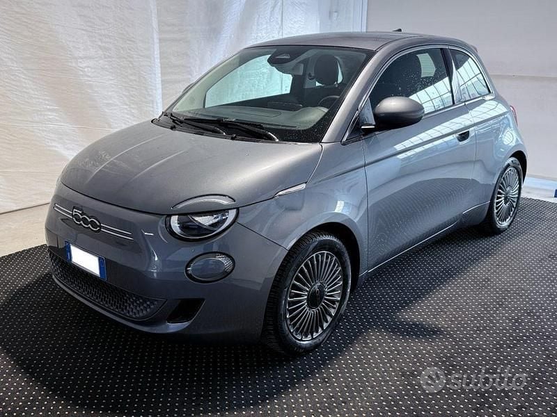 Usata Fiat 500e 86 kW (118 CV) 2020 Mineral grey metallizzato Berlina
