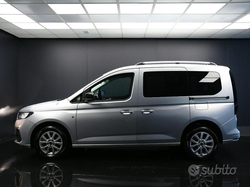 Usata Ford Tourneo Connect Titanium 122 CV (89 kW) 2023 Grigio Monovolume