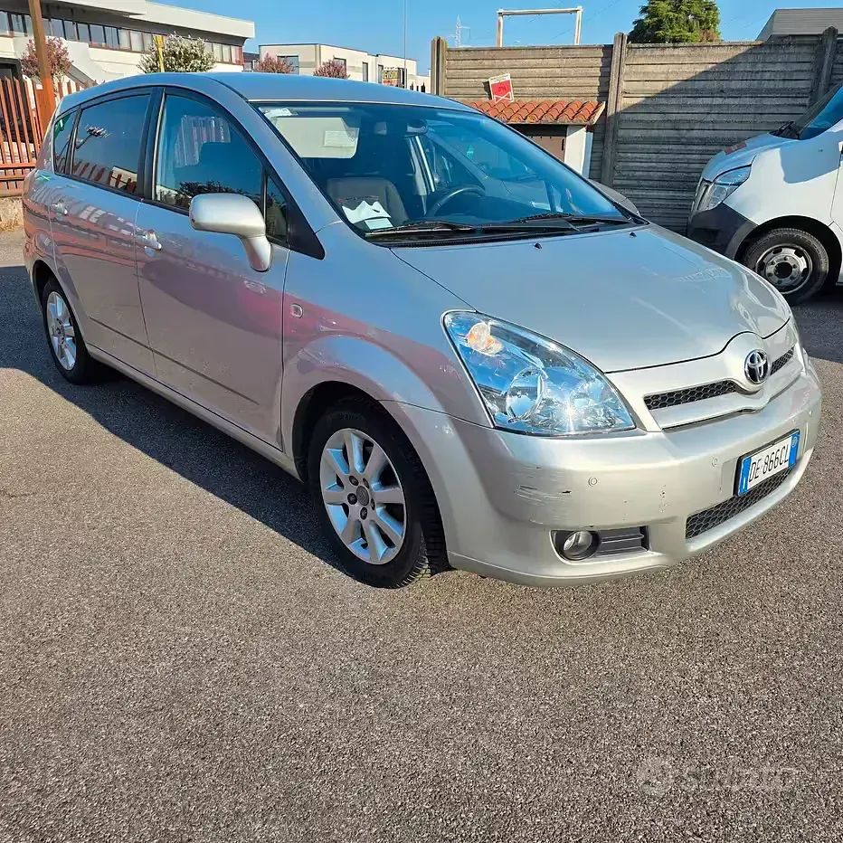 Usata Toyota Corolla Verso Sol 110 CV (80 kW) 2007 Grigio Monovolume