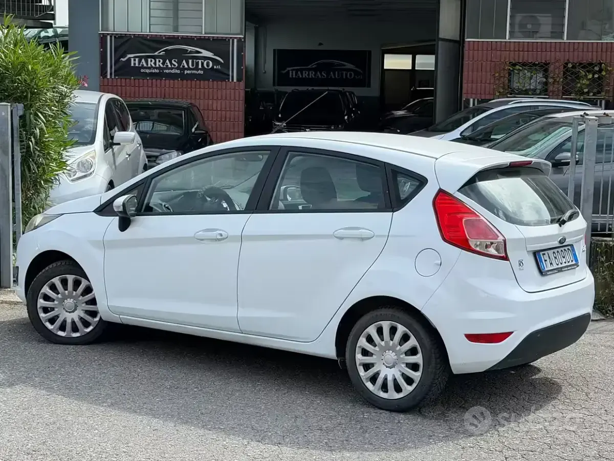 Usata Ford Fiesta 60 CV (44 kW) 2015 Bianco Utilitaria