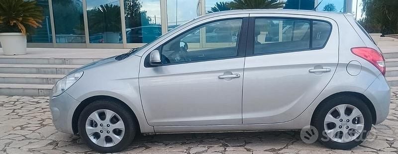 Usata Hyundai i20 Edition 75 CV (55 kW) 2011 Grigio Berlina