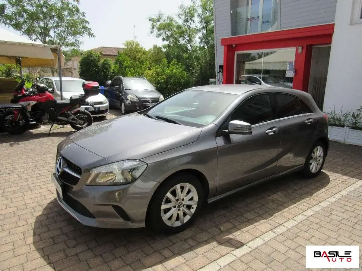 Usata Mercedes A160 Premium 90 CV (66 kW) 2018 Grigio chiaro Utilitaria