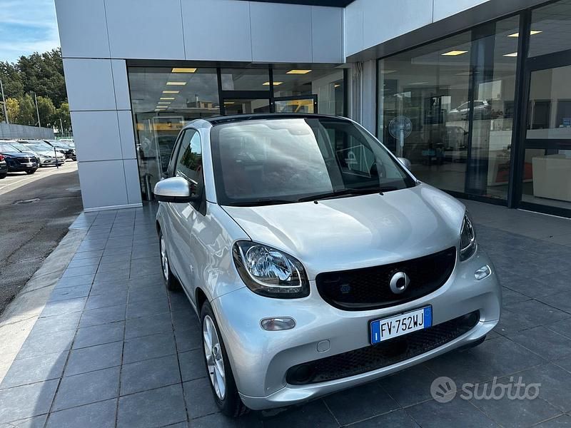 Argento Usata 2019 Smart ForTwo Electric Drive Passion Due volumi | 11.900 € (Cara) - Immagine 1/4