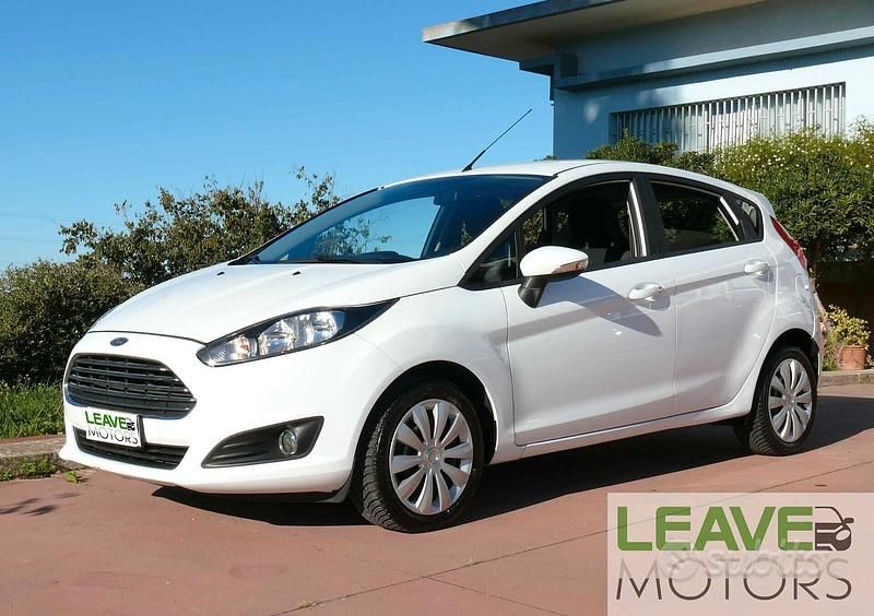 Usata Ford Fiesta 97 CV (71 kW) 2015 Bianco Berlina