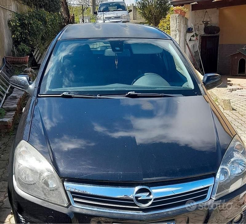 Usata Opel Astra 110 CV (80 kW) 2010 Nero Station wagon