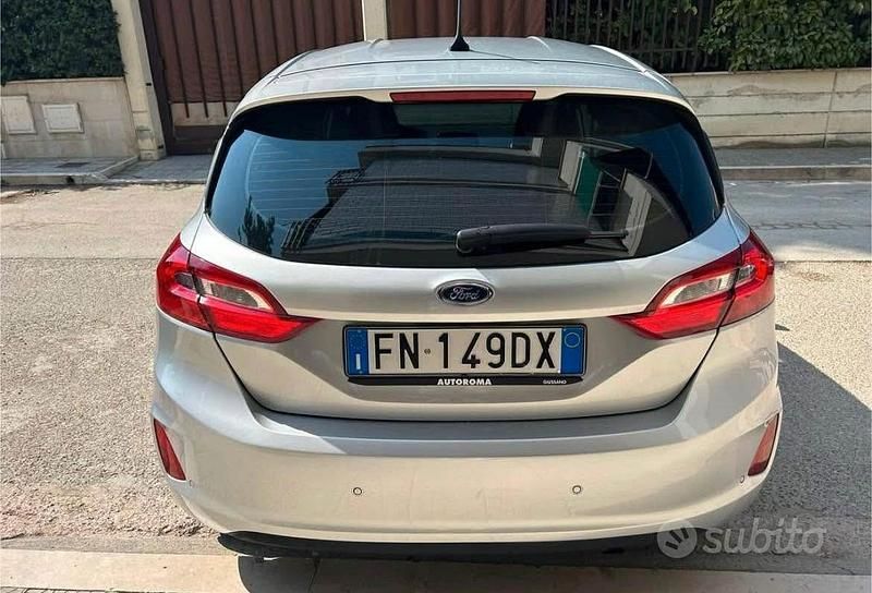 Usado Ford Fiesta 86 HP (63 kW) 2018 Cinzento Citadino