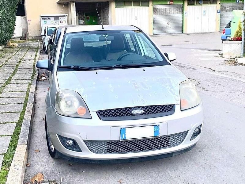 Usata Ford Fiesta Titanium 68 CV (50 kW) 2005 Argento Utilitaria