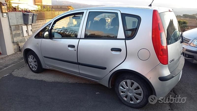 Usata Mitsubishi Colt 95 CV (69 kW) 2005 Grigio Monovolume