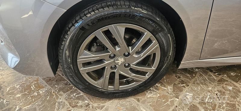 Usata Peugeot 208 Allure 101 CV (74 kW) 2023 Grigio Utilitaria