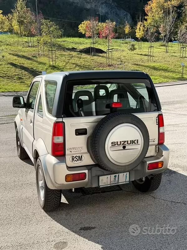 Usata Suzuki Jimny 65 CV (47 kW) 2005 Grigio SUV