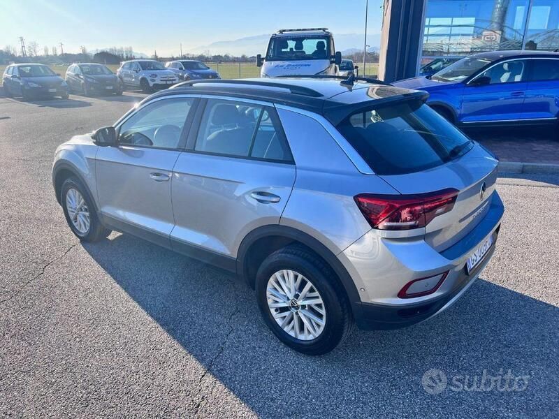 Usata VW T-Roc Life 150 CV (110 kW) 2024 Grigio medio SUV