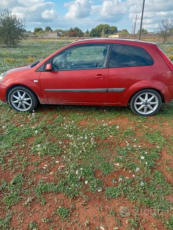 Usata Ford Fiesta 90 CV (66 kW) 2006 Rosso Utilitaria
