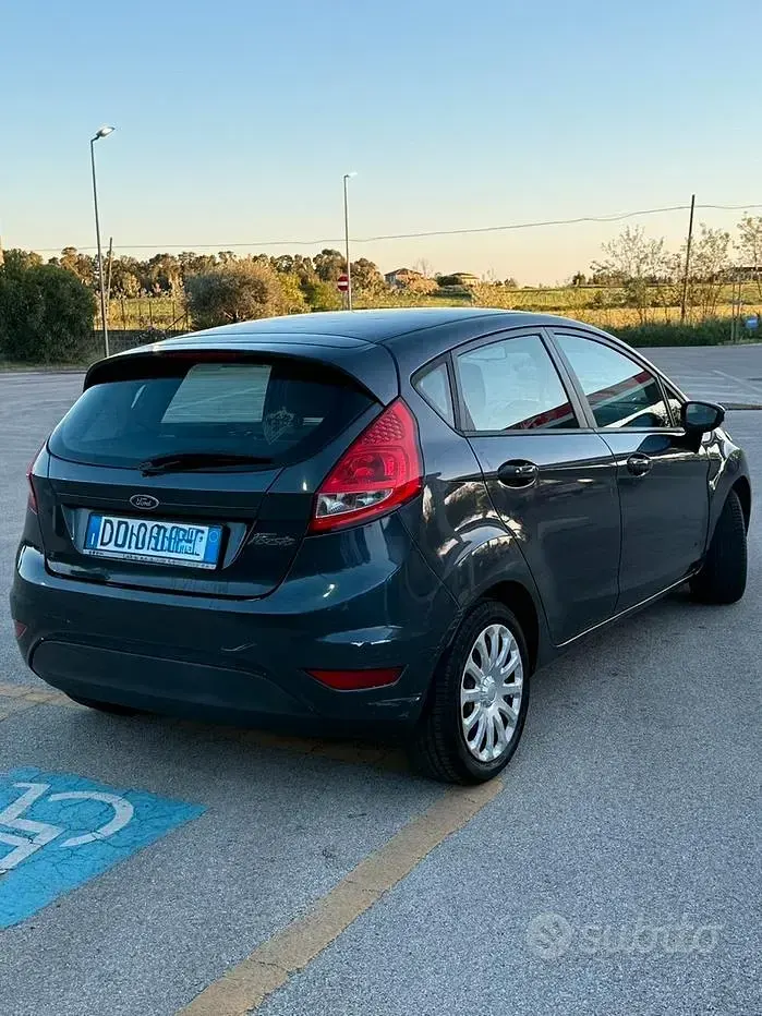 Usata Ford Fiesta 68 CV (50 kW) 2010 Blu Berlina