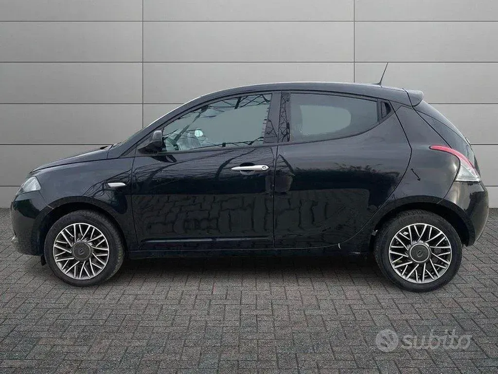 Usata Lancia Ypsilon 69 CV (50 kW) 2023 Nero Utilitaria