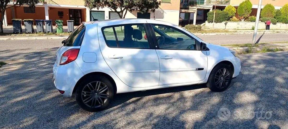 Usata Renault Clio III 70 CV (51 kW) 2011 Berlina