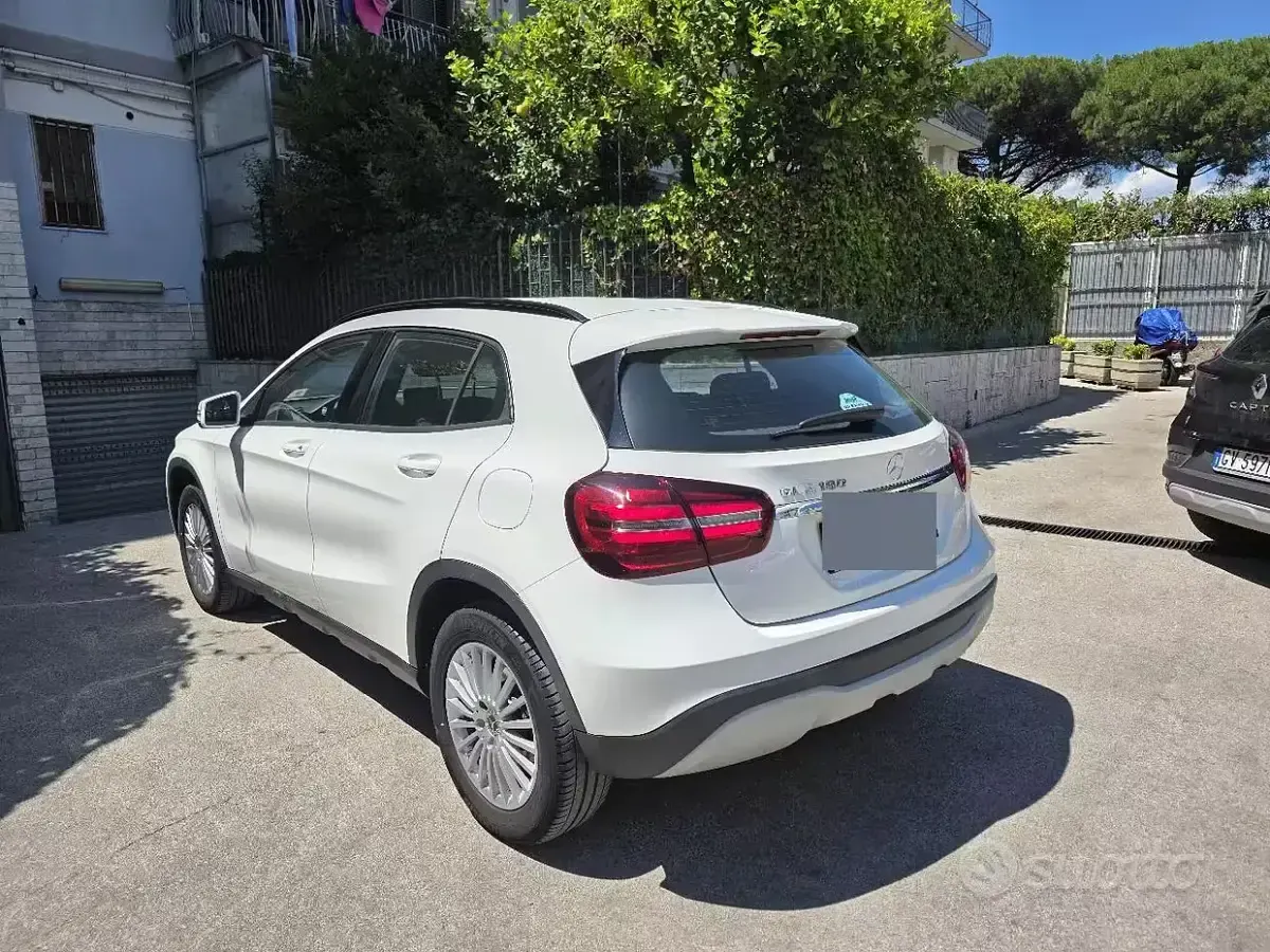 Usata Mercedes GLA180 122 CV (89 kW) 2019 Bianco SUV