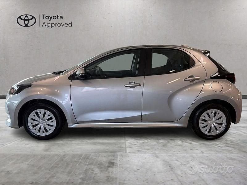 Usata Toyota Yaris Hybrid Active 116 CV (85 kW) 2022 Grigio Berlina