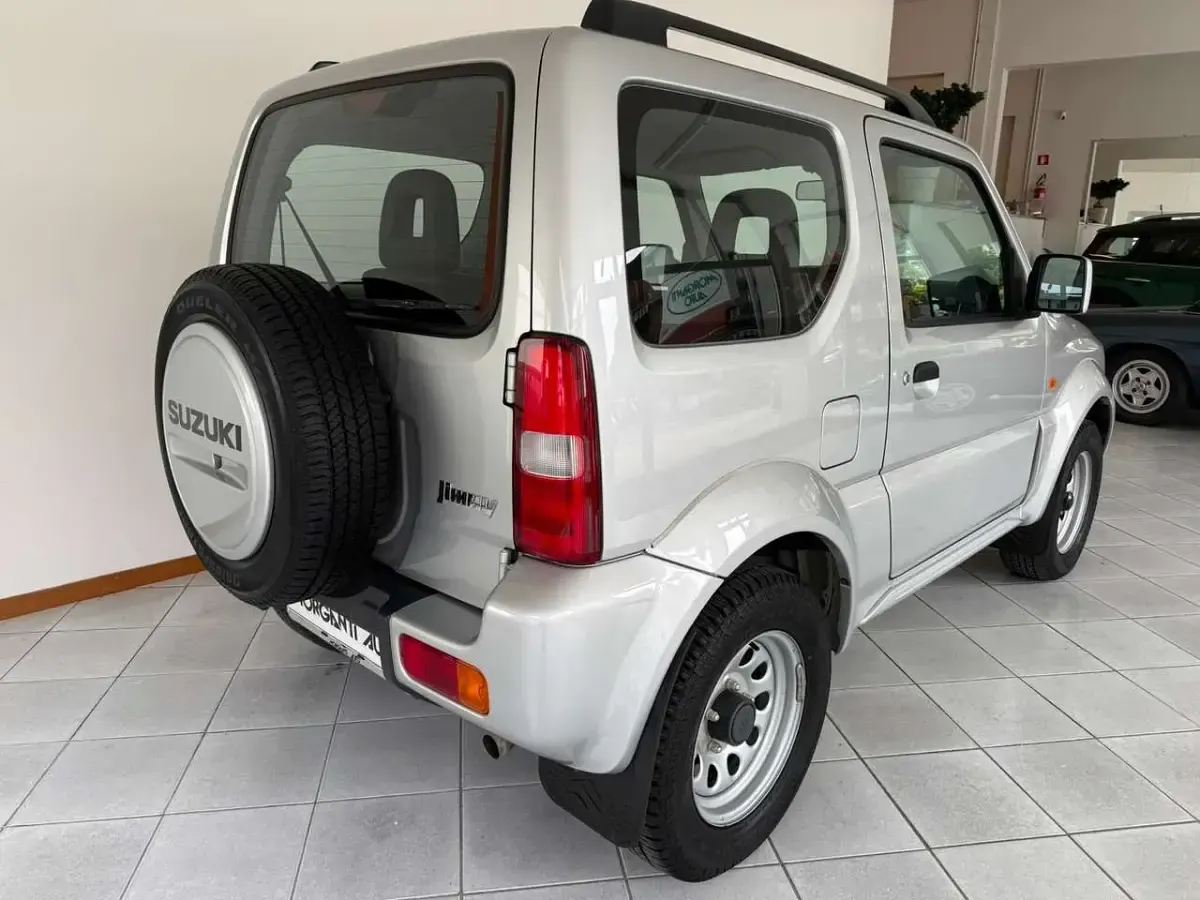 Usata Suzuki Jimny 84 CV (61 kW) 2012 Argento SUV