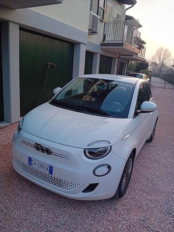 Usata Fiat 500e Icon 42 kW (58 CV) 2022 Bianco Utilitaria