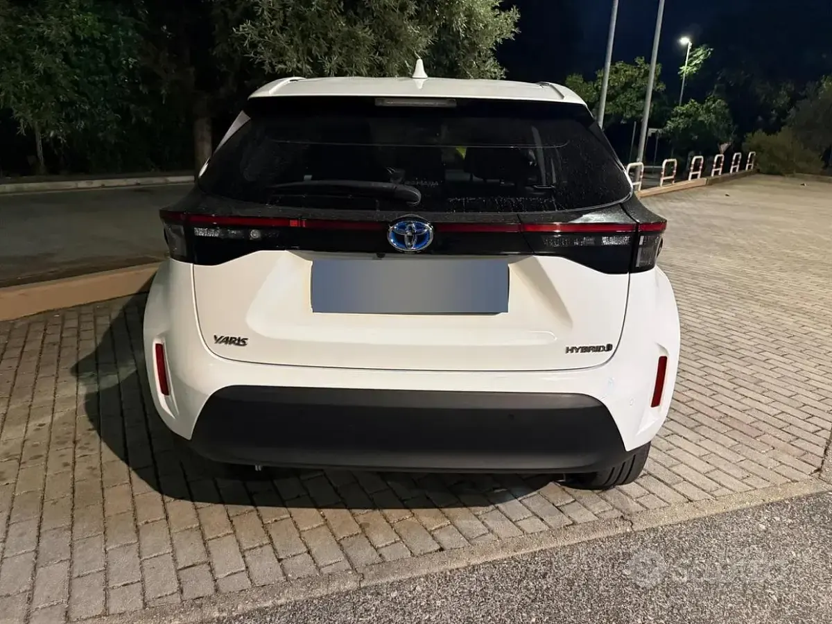 Usata Toyota Yaris 92 CV (67 kW) 2024 Bianco Utilitaria