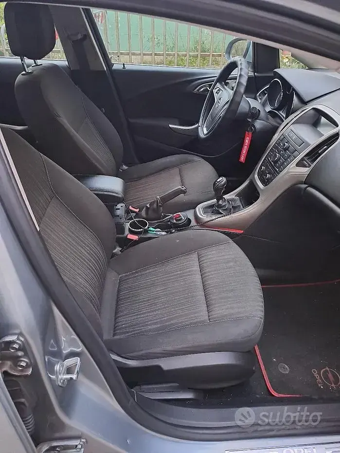 Używany Opel Astra 110 KM (80 kW) 2011 Szary Sedan/Limuzyna
