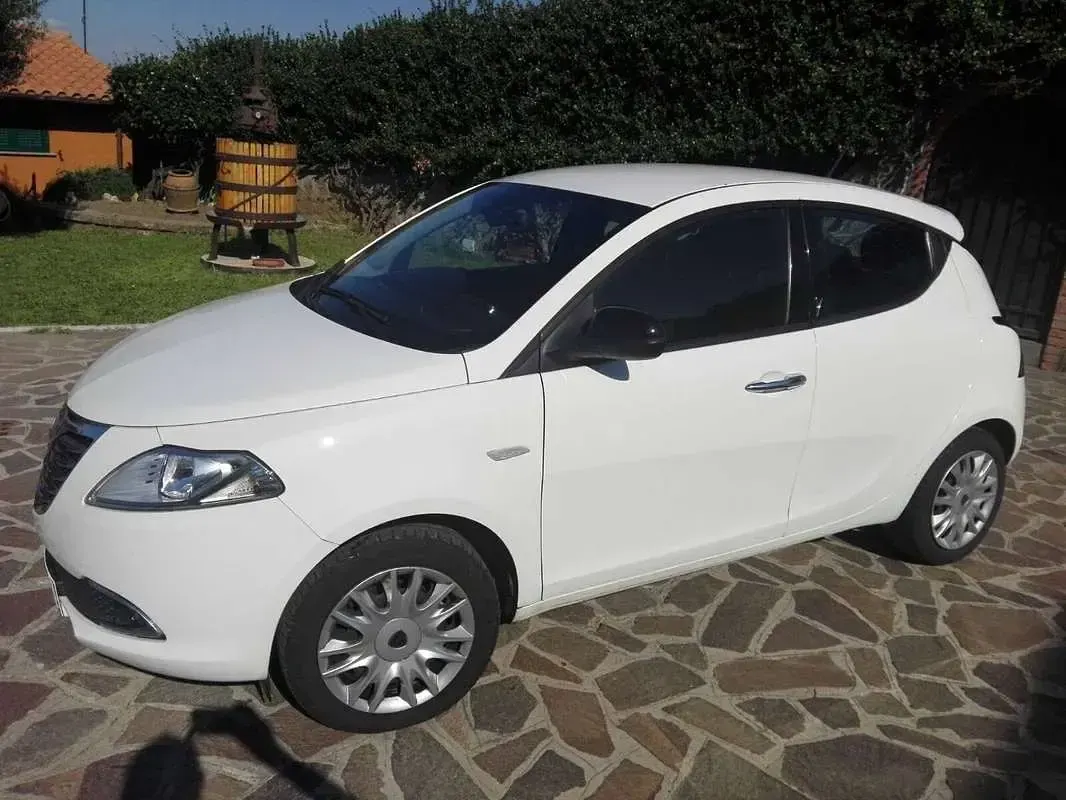 Usata Lancia Ypsilon Gold 95 CV (69 kW) 2013 Bianco Utilitaria