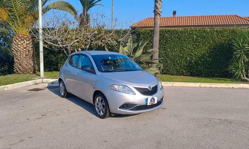 Usata Lancia Ypsilon Gold 69 CV (50 kW) 2016 Argento Utilitaria