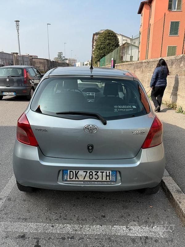 Usata Toyota Yaris Sol 69 CV (50 kW) 2007 Grigio Utilitaria