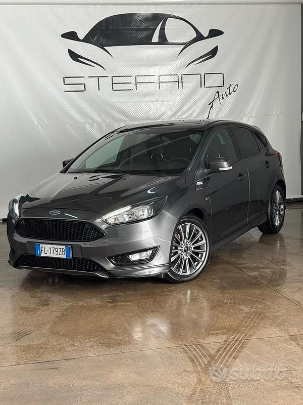 Grigio Usata 2016 Ford Focus ST-Line Berlina | 8450 € (Buon prezzo) - Immagine 1/4
