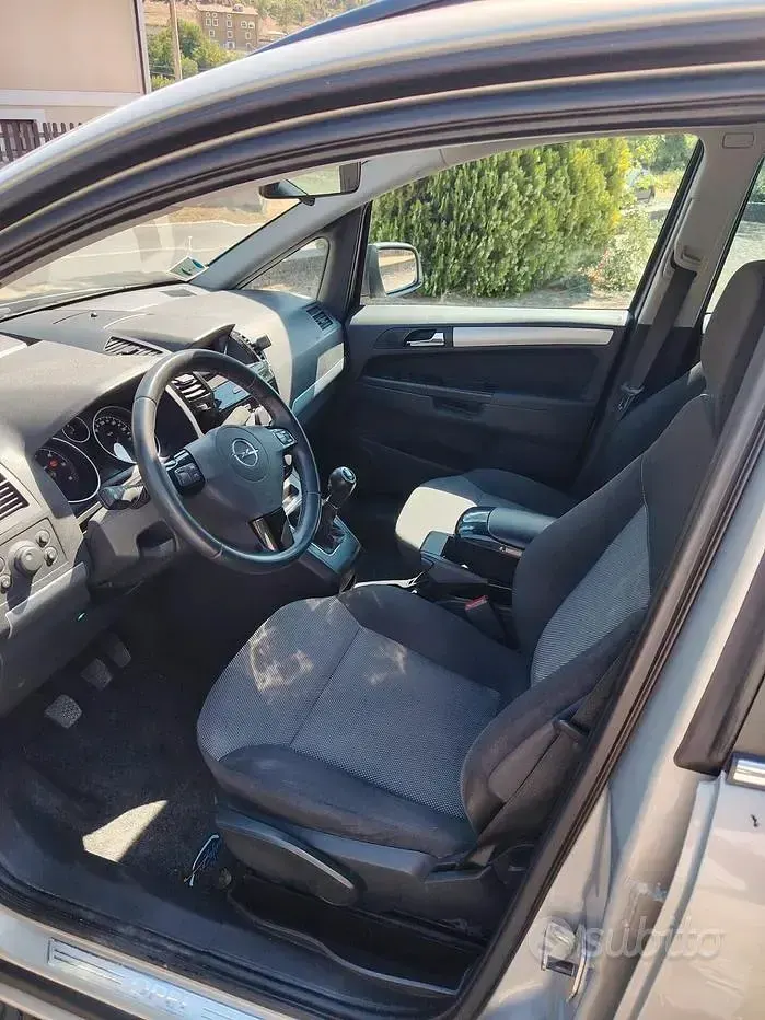 Usata Opel Zafira 120 CV (88 kW) 2010 Beige Monovolume