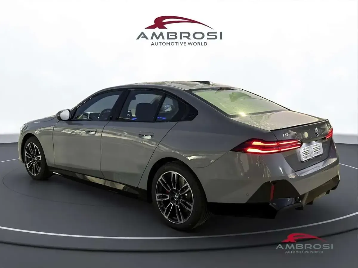 Nuova BMW i5 M Sport 289 kW (394 CV) 2026 Brooklyn grey metallic Berlina