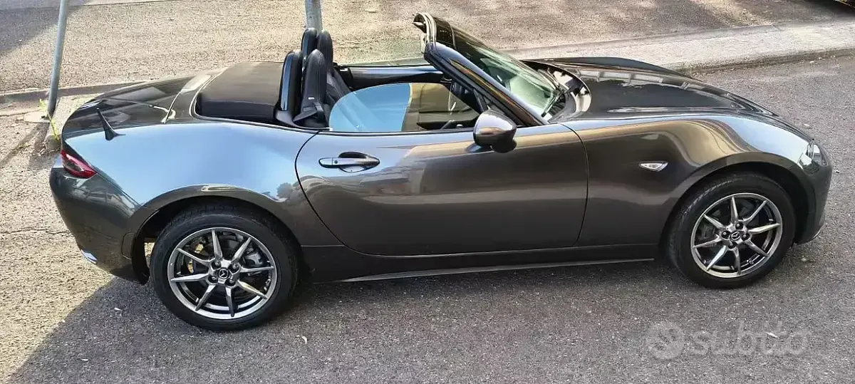 Usata Mazda MX5 132 CV (97 kW) 2022 Grigio Cabrio