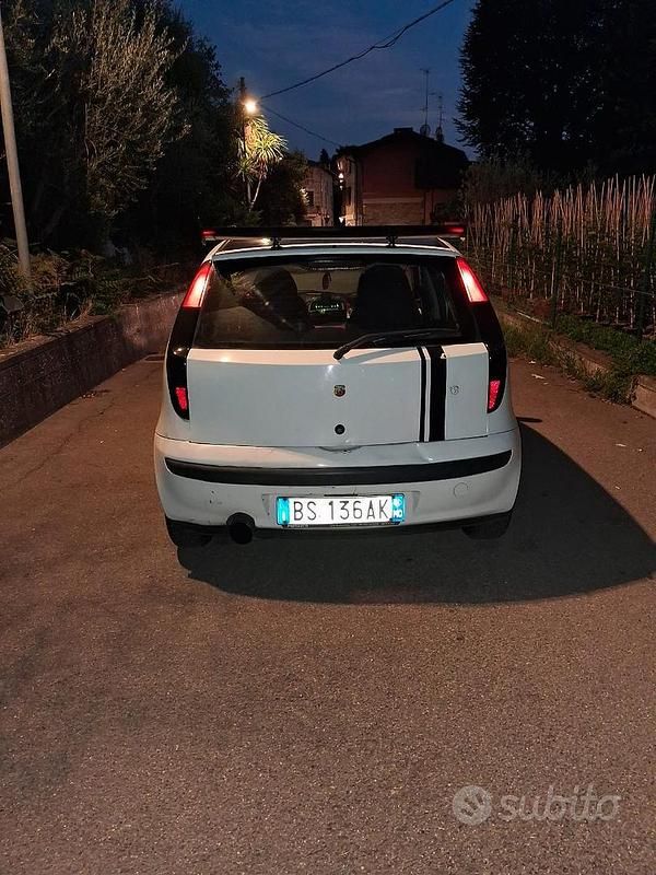 Usata Fiat Punto 60 CV (44 kW) 2001 Bianco Utilitaria