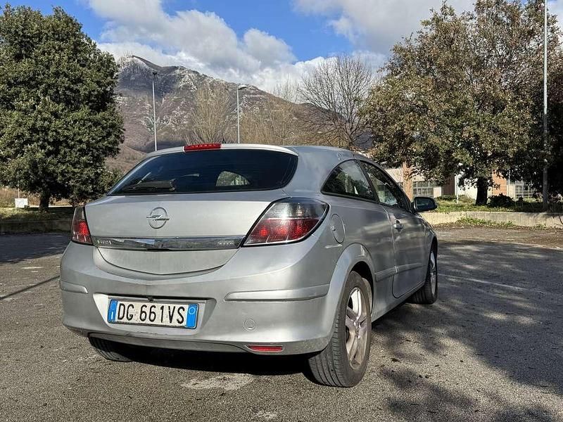 Usata Opel Astra GTC Enjoy 90 CV (66 kW) 2006 Argento Coupé