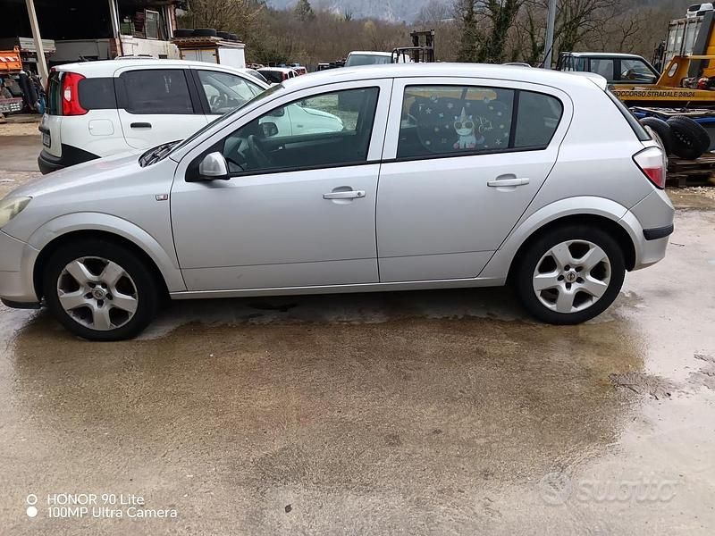 Usata Opel Astra 90 CV (66 kW) 2006 Grigio Berlina