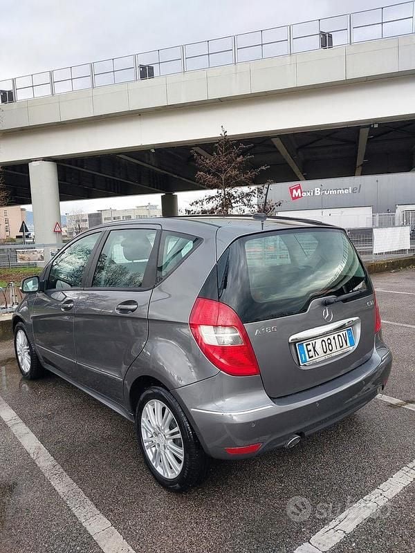 Usata Mercedes A180 Elegance 108 CV (79 kW) 2011 Grigio Berlina