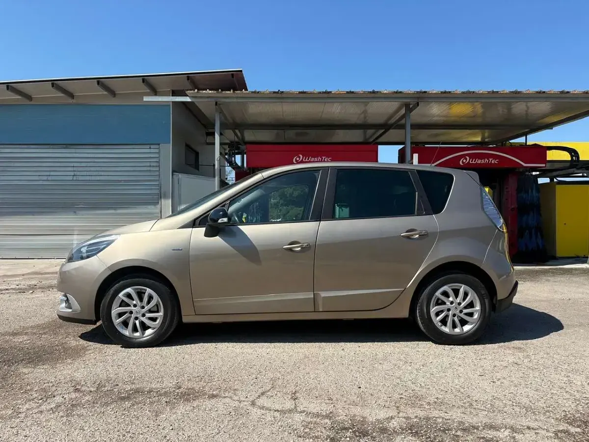 Usata Renault Scénic LIMITED 110 CV (80 kW) 2016 Oro Monovolume