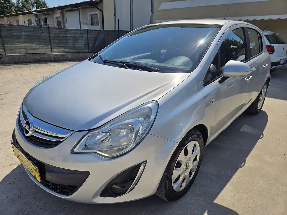 Usata Opel Corsa Edition 86 CV (63 kW) 2012 Argento Utilitaria