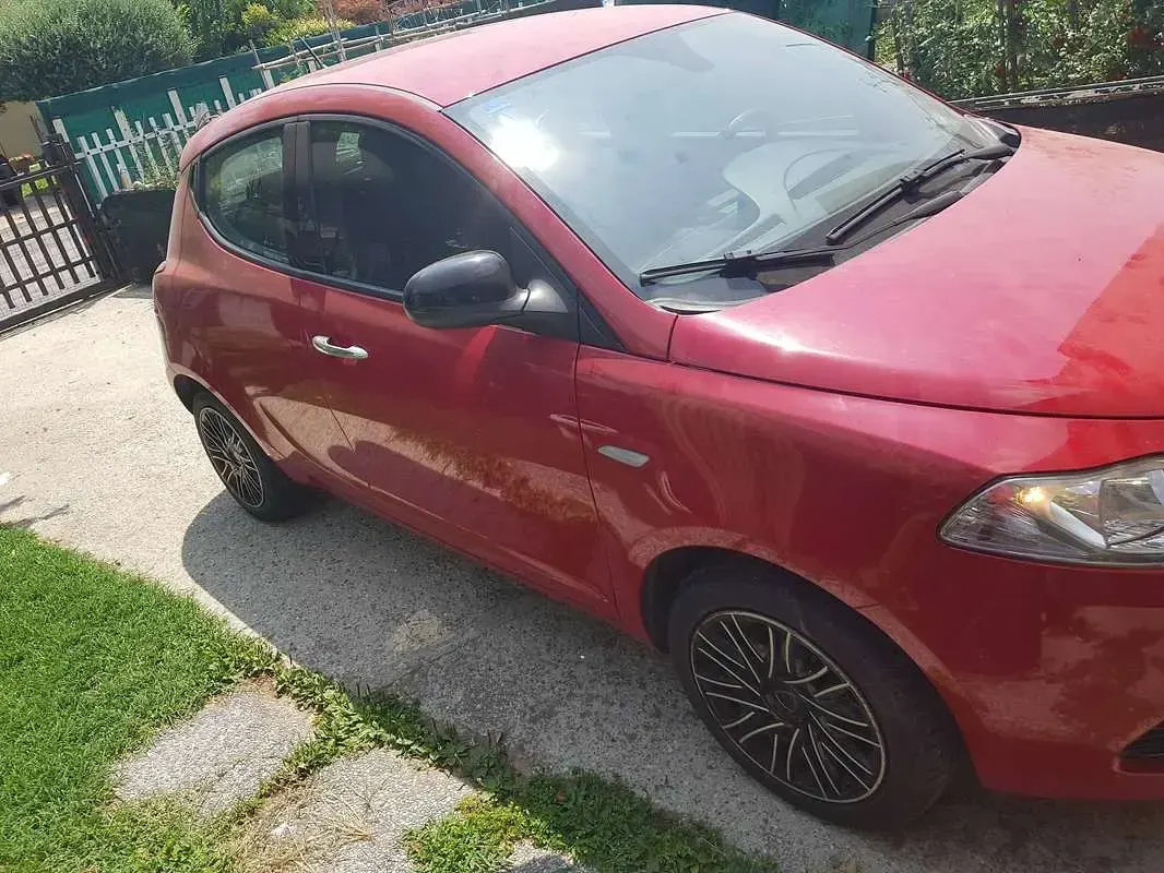 Usata Lancia Ypsilon Gold 69 CV (50 kW) 2018 Rosso Utilitaria