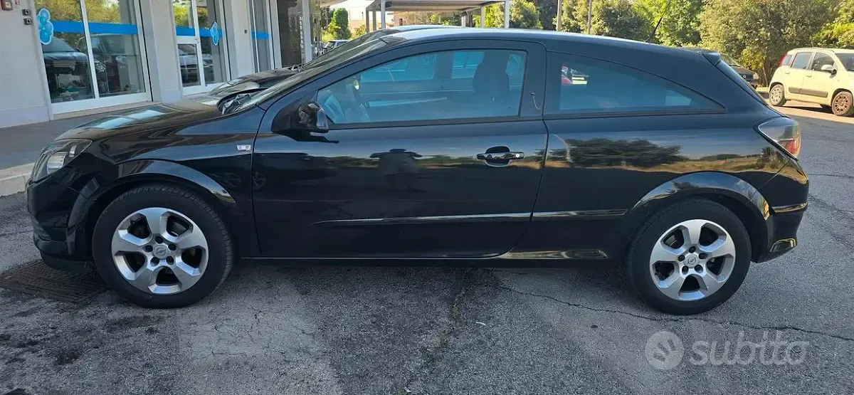 Usata Opel Astra GTC 101 CV (74 kW) 2006 Nero Berlina
