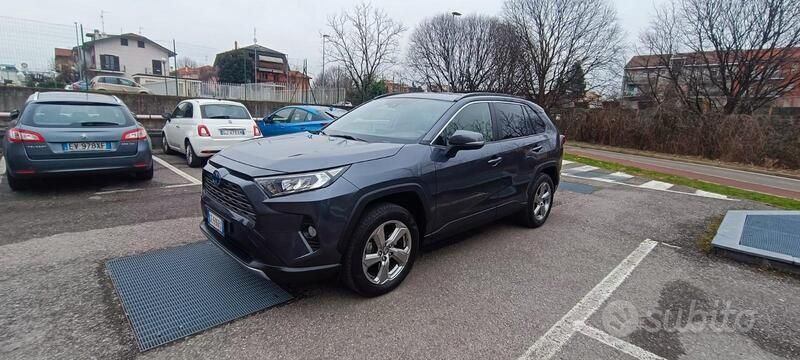 Grigio Usata 2021 Toyota RAV4 Hybrid SUV | 27.000 € (Buon prezzo) - Immagine 1/4
