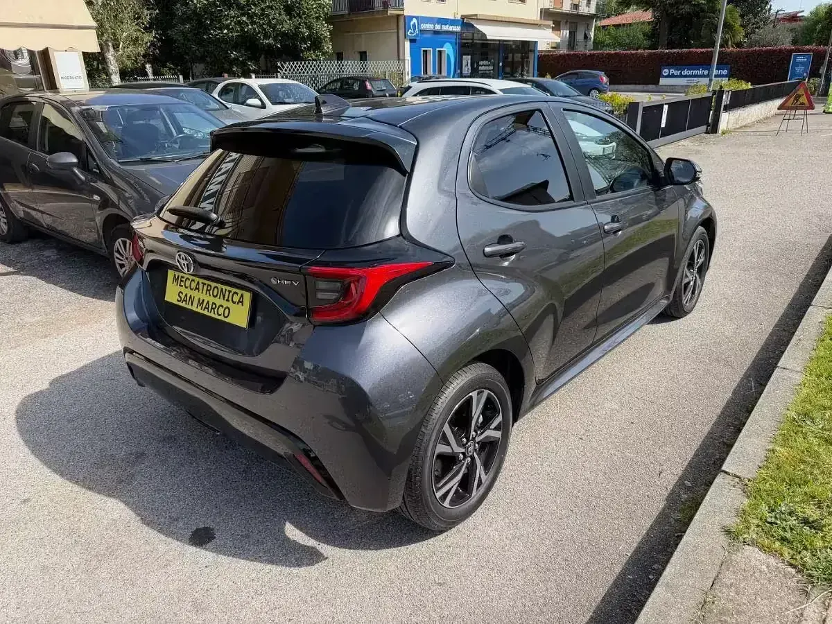 Nuova Toyota Yaris Hybrid Trend 92 CV (67 kW) 2025 Grigio Berlina