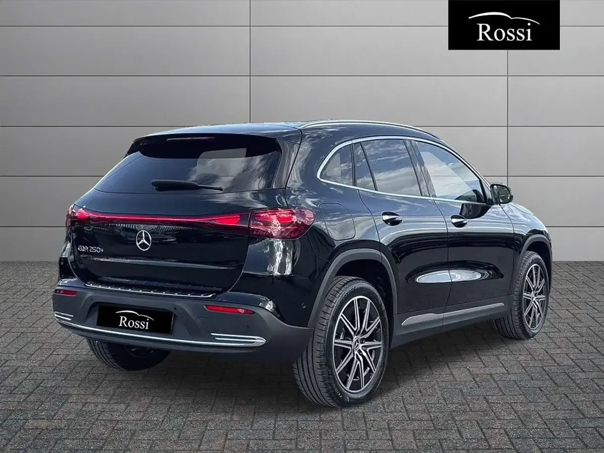 Nuova Mercedes EQA250+ 139 kW (190 CV) 2026 Vernice nero cosmo SUV